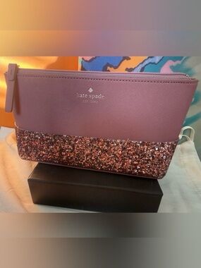 NWOT! Kate Spade Greta
Court Little Shiloh Wristlet Clutch Cosmetic Bag.